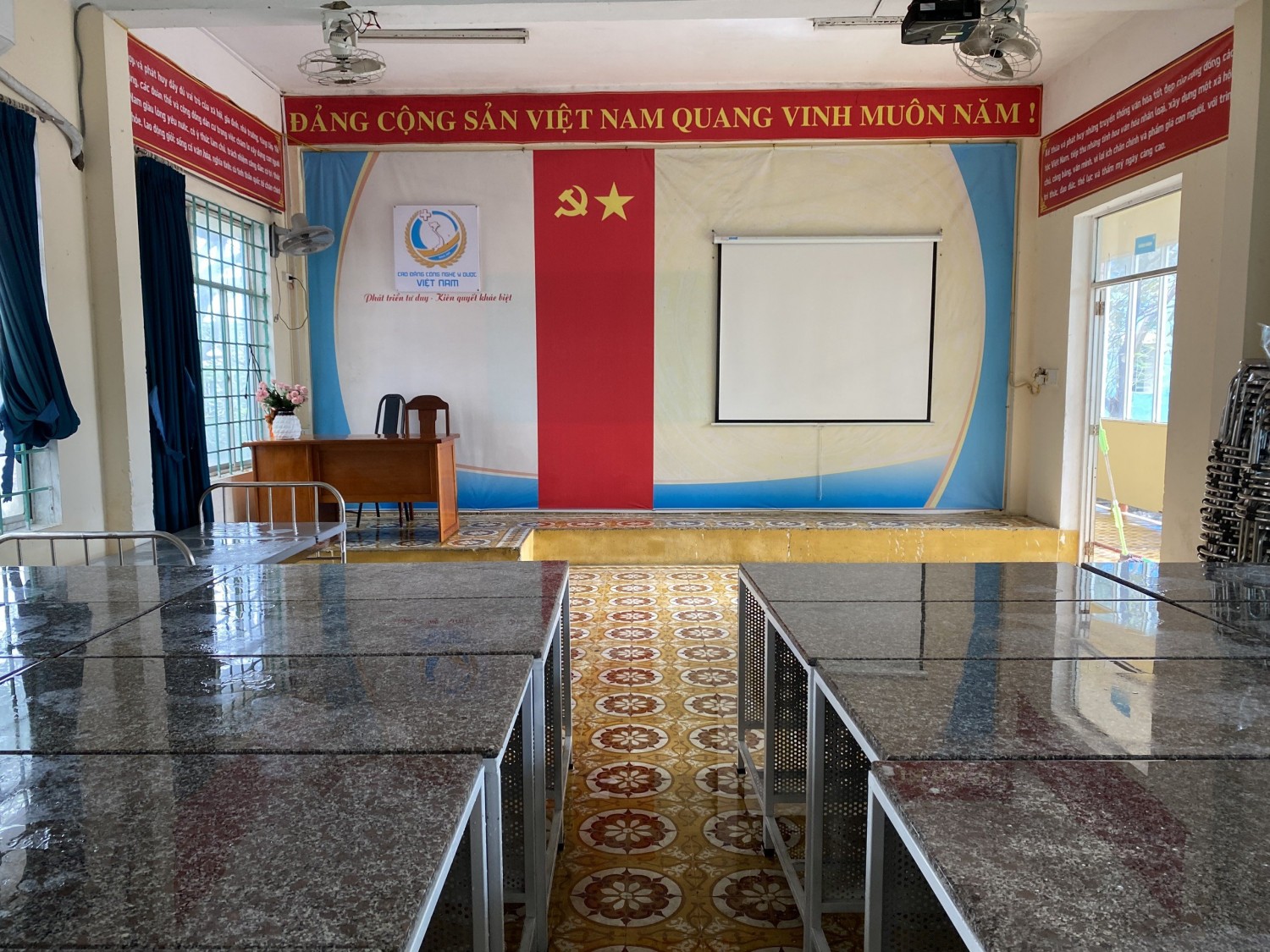 Trường Cao đẳng Công nghệ Y - Dược  Việt Nam tổng vệ sinh, sẵn sàng đón sinh viên học trực tiếp