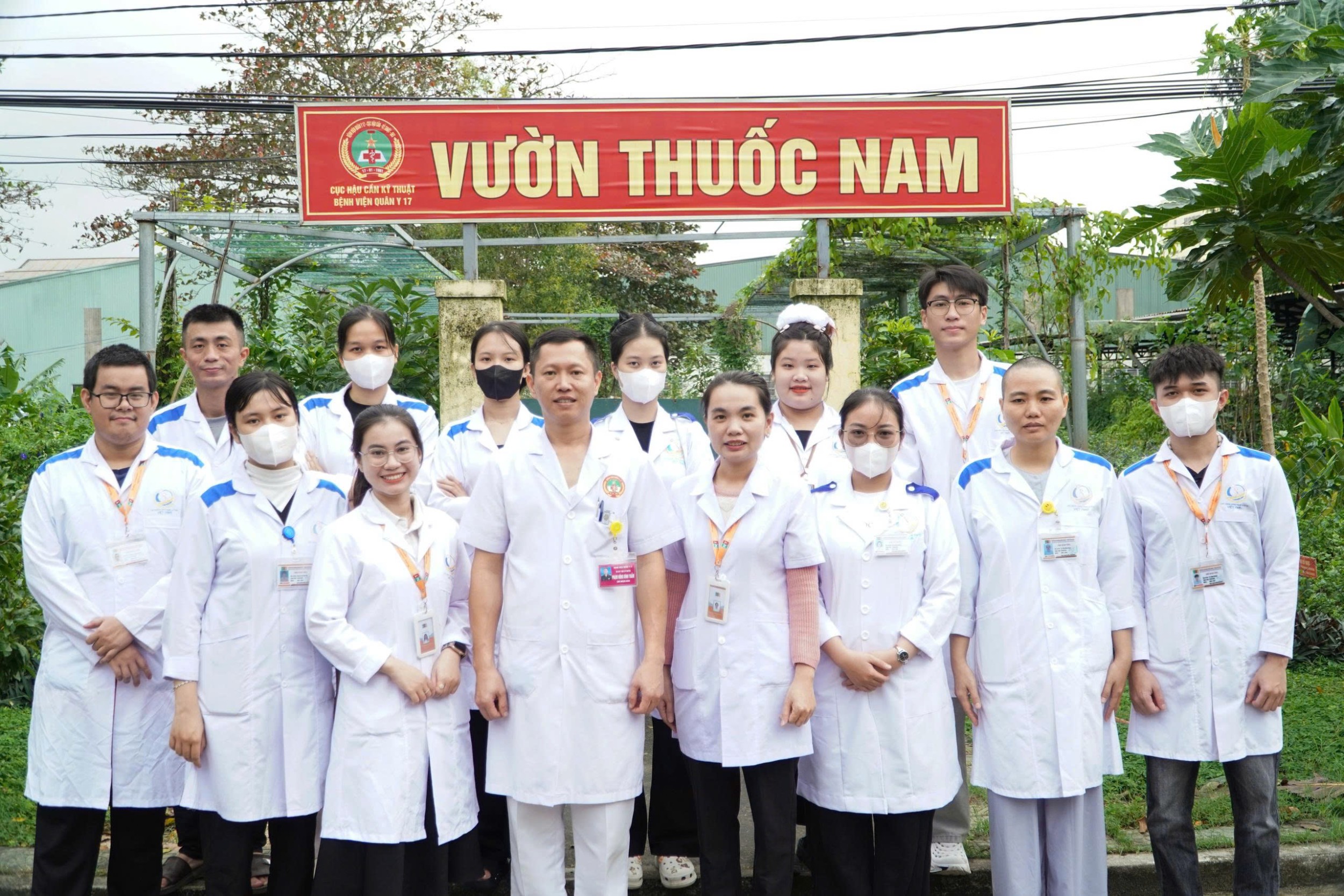Sinh viên thực tập chụp ảnh lưu niệm với bác sĩ hướng dẫn bệnh viện Quân Y 17