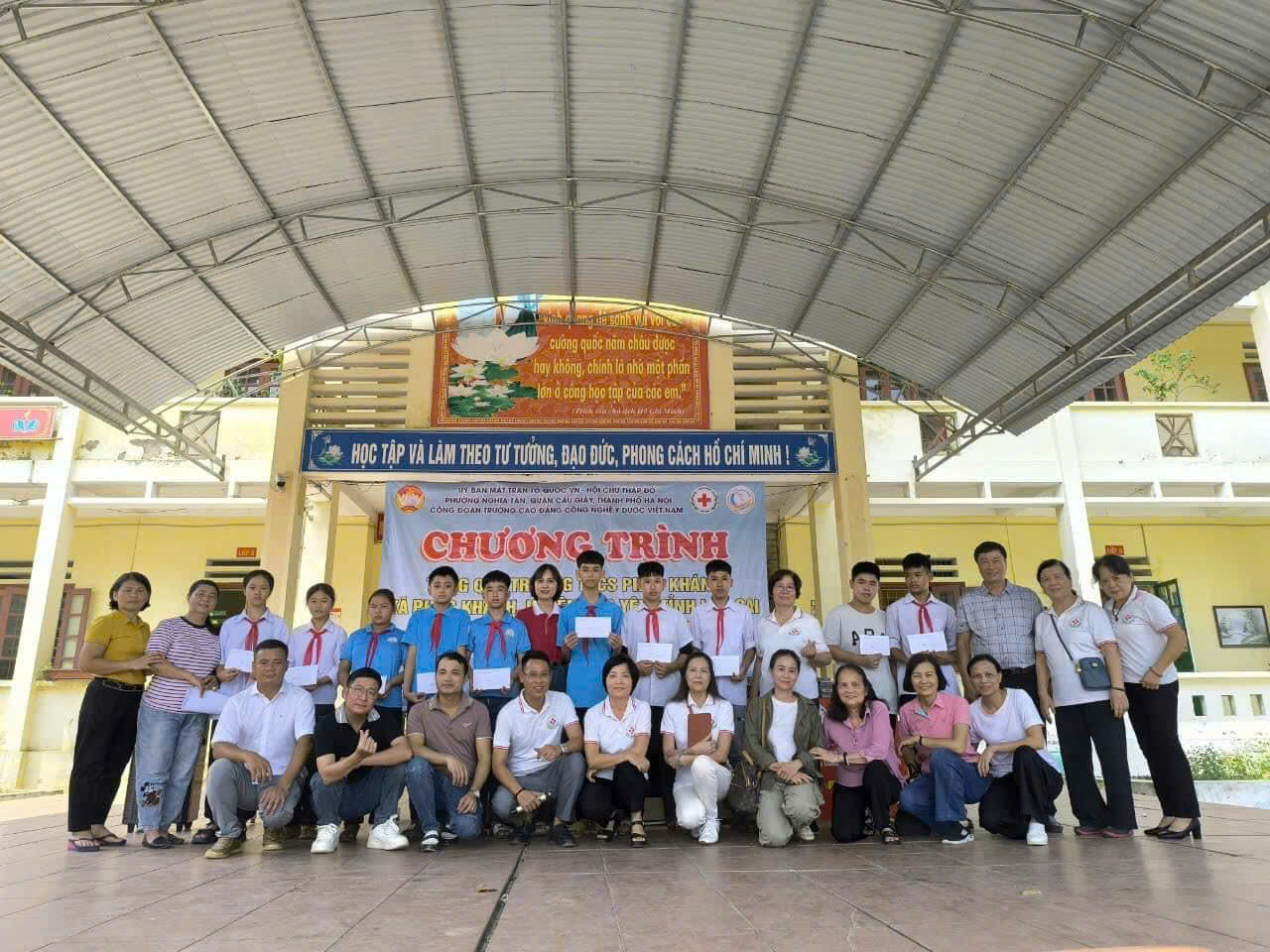 CÙNG CÁC EM ĐẾN TRƯỜNG SAU BÃO LŨ