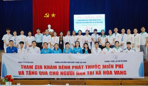 KHÁM BỆNH, PHÁT THUỐC MIỄN PHÍ VÀ TẶNG QUÀ CHO NGƯỜI DÂN TẠI XÃ HÒA VANG