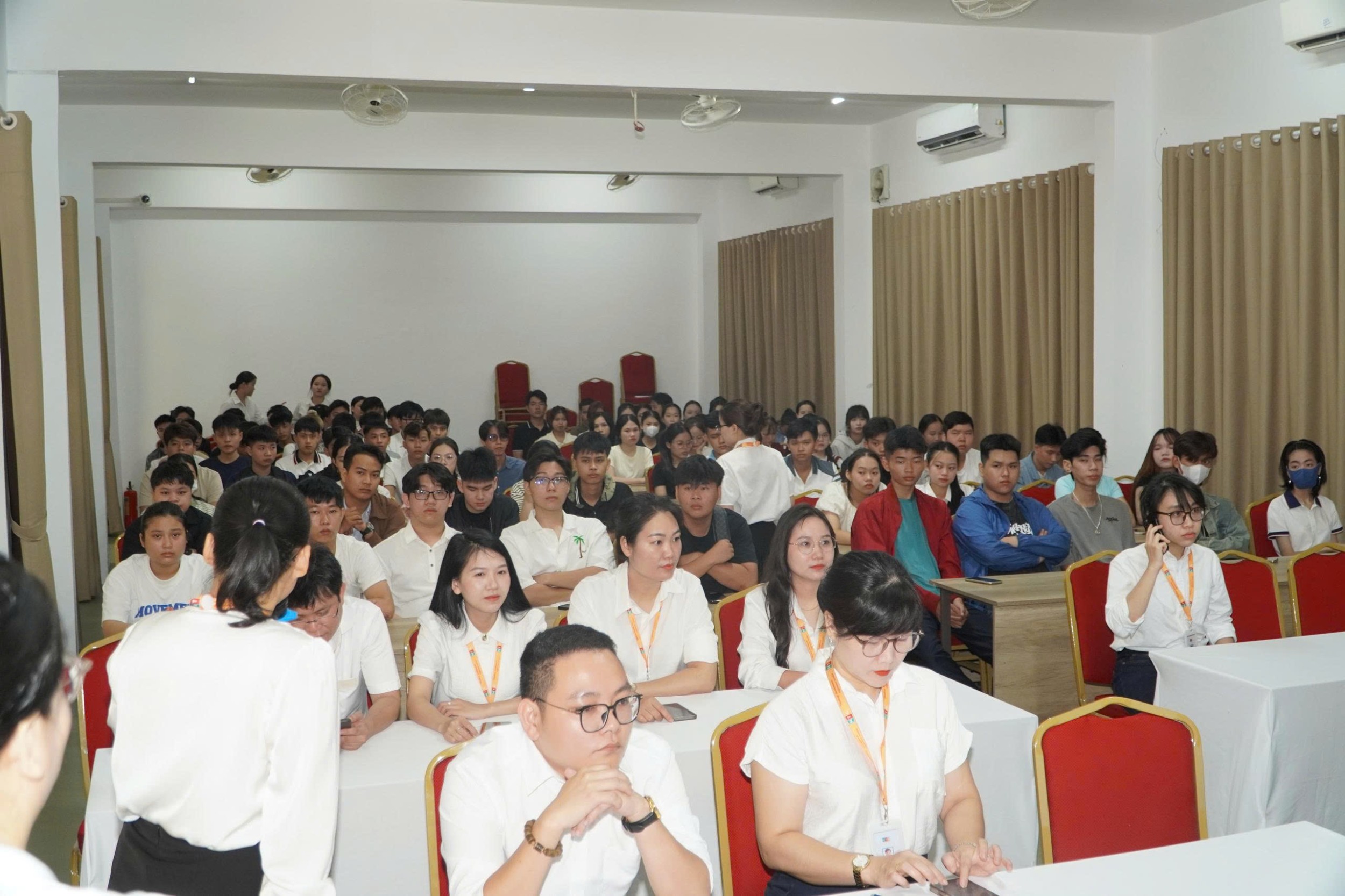 ảnh 1 sinh hoạt đầu khóa